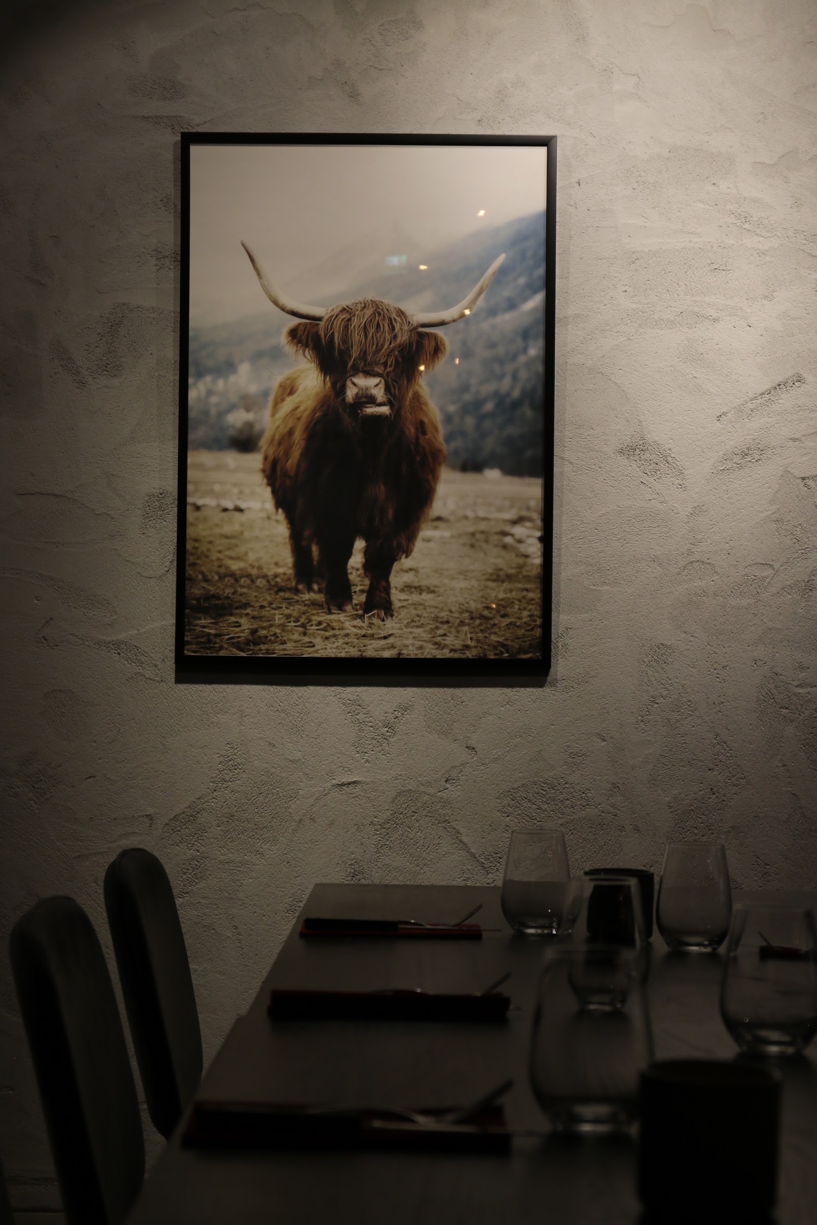 Bord og veggkunst i restauranten hos Kraft Pizzeria