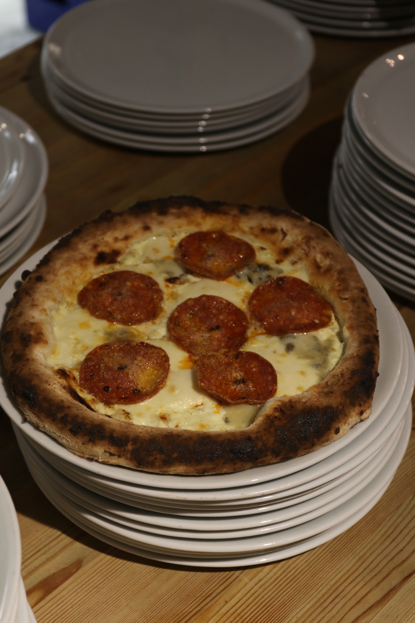 Borddekking og stemning i restauranten hos Kraft Pizzeria