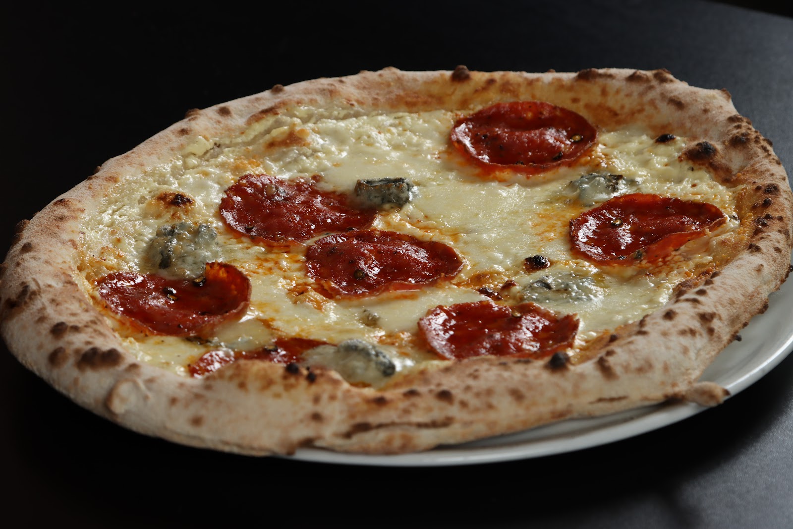 Pizza med salami, ost og tydelig topping fra Kraft Pizzeria